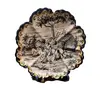 Foto de um(a) Prato Terracota Cena Campestre anos 40, da categoria de Pratos Decorativos. Prato em terracota esmaltado, pintado à mão nas cores bege, preto, cinza e amarela com arabescos na borda e oito gomos. Cena... Vendido no marketplace Trésors.