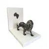 Foto de um(a) Apoio para Livros Leão 22', da categoria de Apoio para livros. Apoio de livros com base em silestone e leão em latão com pátina bronze envelhecido, com selo em latão da south áfrica... Vendido no marketplace Trésors.