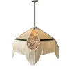 Foto de um(a) Lustre pendente com franjas e tecidos, da categoria de Lustres. Adicione um toque de elegância artesanal ao seu espaço com o Pendente Vola Gallery. Esta peça apresenta uma combinação única... Vendido no marketplace Trésors.