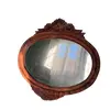Foto de um(a) Espelho Oval em Madeira nobre entalhada, da categoria de Espelhos. Antigo espelho no formato oval com moldura em madeira nobre entalhada. Frisos na borda e acabamentos com laçarotes. Medindo:... Vendido no marketplace Trésors.