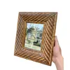 Foto de um(a) Delicado Espelho de parede quadrado acabamento em pátina dourada envelhecida, da categoria de Espelhos. Uma peça cheia de história e presença visual para enriquecer a decoração. Este espelho destaca-se pela sua moldura larga com... Vendido no marketplace Trésors.