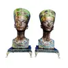 Foto de um(a) Escultura Nefertiti em resina anos 80, da categoria de Escultura. Escultura em resina policromada de Nefertiti com base em granito e pés em metal dourado, década de 1980 (a base é atual)... Vendido no marketplace Trésors.