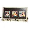 Foto de um(a) Cabideiro Vintage, da categoria de Cabideiros e porta-chapéus. Cabideiro em madeira com pátina envelhecida, ganchos em latão com esfera de madeira com gravuras dos anos 1950. L: 48 cm A:... Vendido no marketplace Trésors.