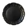 Foto de um(a) Bandeja Ferro Black, da categoria de Bandejas. Bandeja redonda com borda floral em relevo, em ferro com pintura eletrostática na cor preta. Diâmetro externo: 36 cm... Vendido no marketplace Trésors.