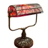 Foto de um(a) Luminária De Mesa Inspiração Tiffany Em Vitral, da categoria de Abajures. Luminária de mesa com uma silhueta linda, inspirada nos clássicos modelos de escritório e leitura. A cúpula em vitral de... Vendido no marketplace Trésors.