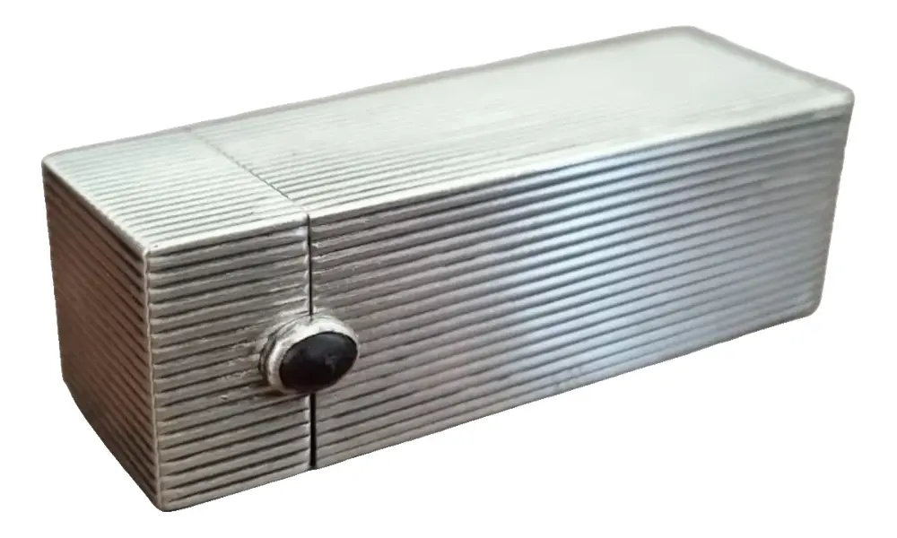 Foto de um(a) Antigo Porta Batom em Prata De Lei, da categoria de Produtos sem categoria. Porta-Batom em Prata 800 & Ametista: O Luxo nos Detalhes Porta-batom em prata italiana de teor 800. Este acessório é... Vendido no marketplace Trésors.