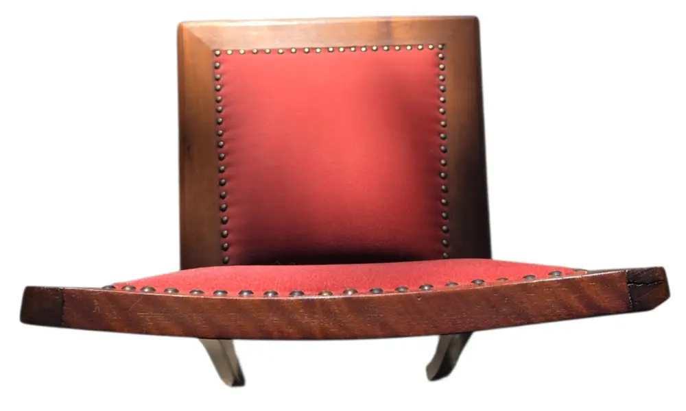 Foto de um(a) Cadeira Centenária, da categoria de Outras cadeiras. Adicione personalidade e história ao seu ambiente com esta belíssima cadeira centenária, uma das madeiras mais nobres e... Mostrado de uma perspectiva diferente. Vendido no marketplace Trésors.