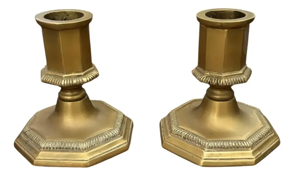 Foto de um(a) Antigo Par De Castiçais Vela Grossa Bronze Italiano Art Deco, da categoria de Castiçais. Simples e chique este antigo par de castiçais em bronze italiano com a base oitavada. São para velas mais largas (com... Vendido no marketplace Trésors.