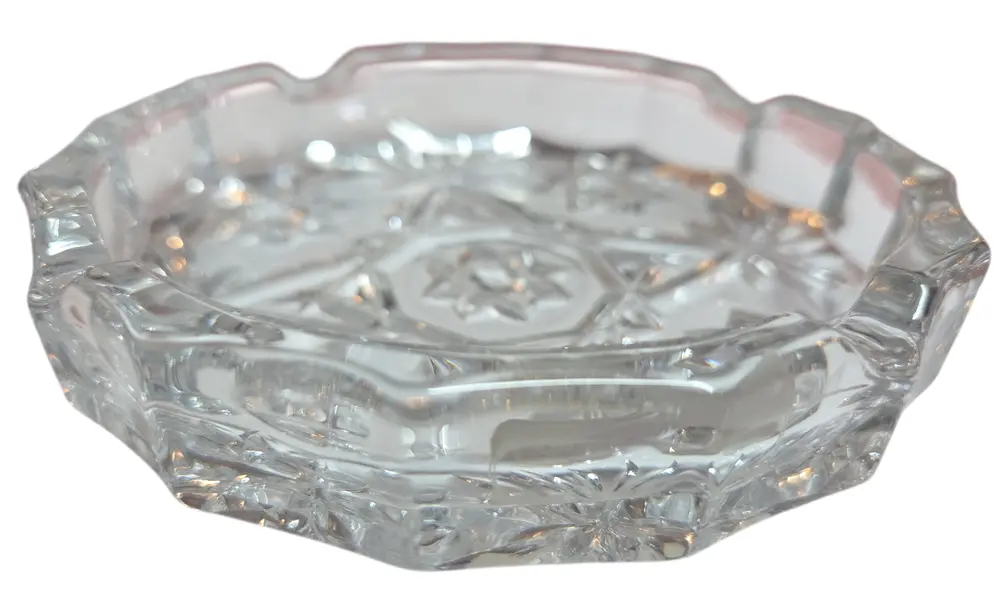 Foto de um(a) Cinzeiro Cristal Estrela, da categoria de Cinzeiros. O ápice da elegância funcional. Este cinzeiro é esculpido em cristal de alta transparência, apresentando lapidações... Mostrado de uma perspectiva diferente. Vendido no marketplace Trésors.