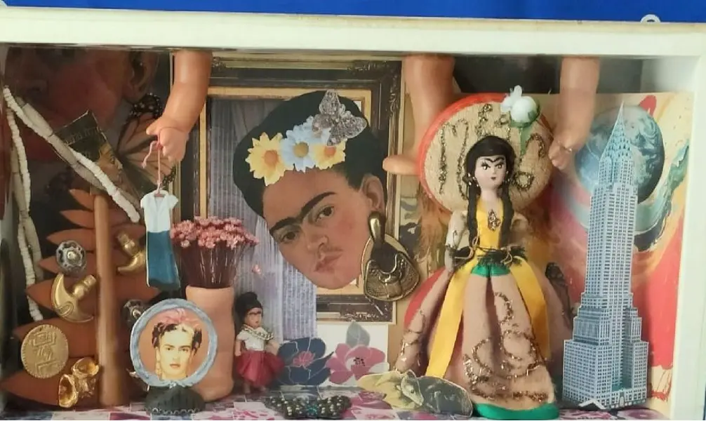 Foto de um(a) Diorama Frida Khalo, da categoria de Outros objetos decorativos. Diorama frida: a vida de frida khalo retratada pelo olhar do designer marcelus ribas, peça única. Caixas em mdp com vidro... Mostrado de uma perspectiva diferente. Vendido no marketplace Trésors.