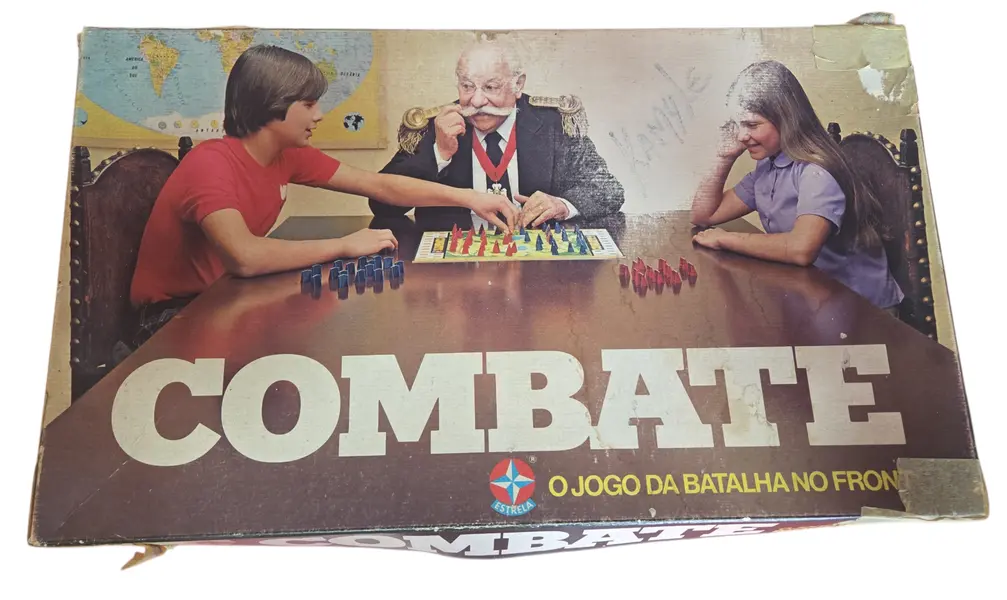 Foto de um(a) Front de Batalha: Operação Estratégica, da categoria de Jogos de tabuleiro. Prepare suas tropas para o desafio definitivo de inteligência e coragem! A Estrela apresenta Front de Batalha, o jogo onde o... Mostrado de uma perspectiva diferente. Vendido no marketplace Trésors.