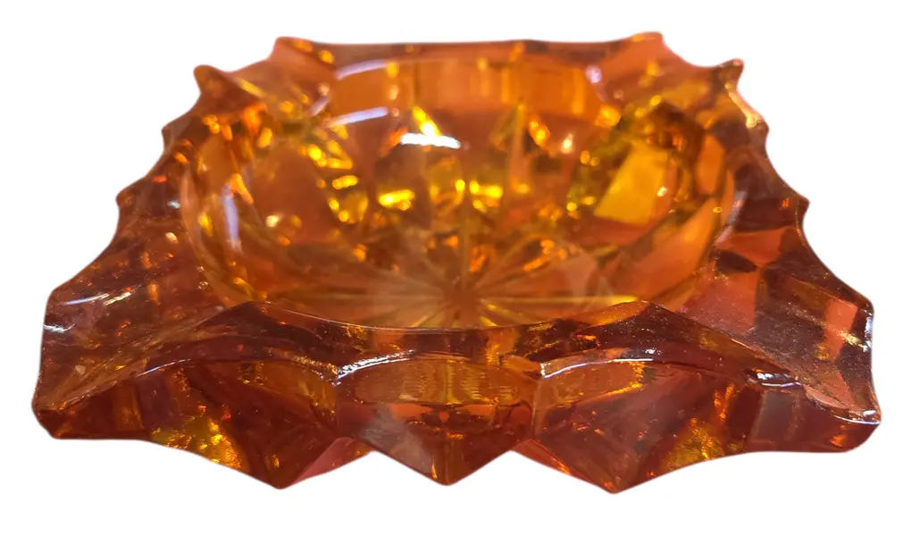 Foto de um(a) Cinzeiro Vintage em Vidro Âmbar, da categoria de Cinzeiros. Cinzeiro funcional e elegante, produzido em vidro translúcido na cor âmbar. Perfeito para quem busca durabilidade sem abrir... Mostrado de uma perspectiva diferente. Vendido no marketplace Trésors.