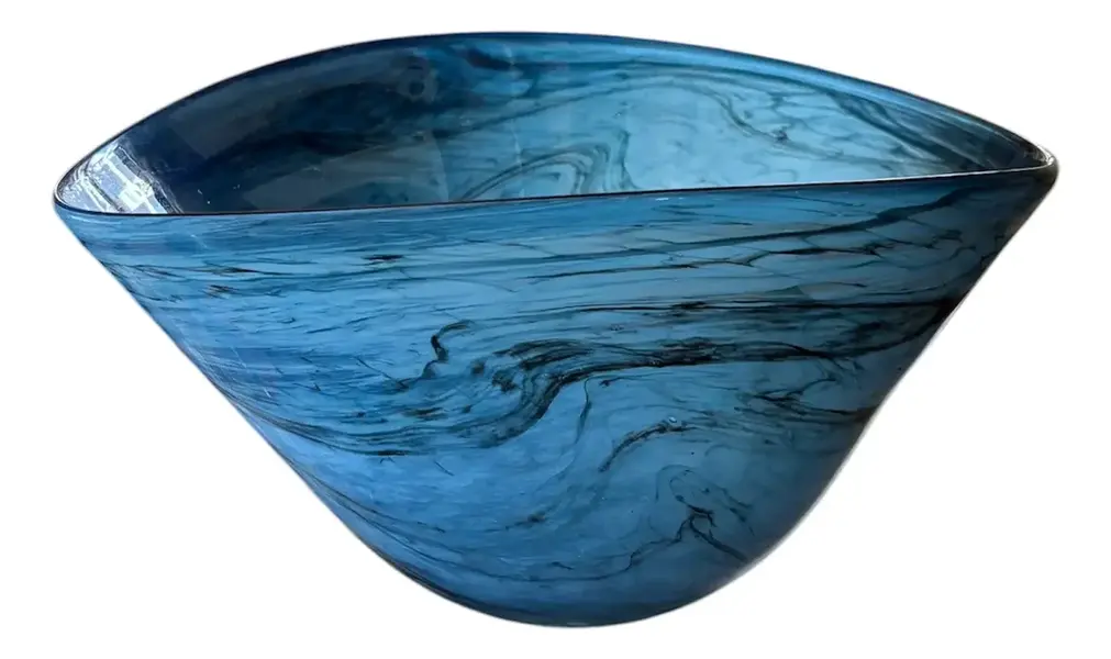 Foto de um(a) Antigo Cachepô Centro De Mesa Bowl Em Murano Azul Art Deco, da categoria de Cachepot. George Davidson Glass. Belíssimo centro de mesa em Murano artístico, técnica de trabalho marmorizado. Peça imponente, muito... Vendido no marketplace Trésors.