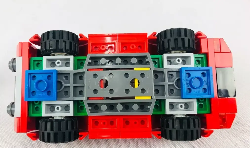 Foto de um(a) Miniatura Carro Lego 2004, da categoria de Carros e caminhões de brinquedo. MINIATURA CARRO GH60007 LEGO 2004 VERMELHO COM MINI BONECO LEGO NO INTERIOR DO CARRO, MEDE 3A X 11C X 5L. FALTA UMA PEÇA NA... Mostrado de uma perspectiva diferente. Vendido no marketplace Trésors.
