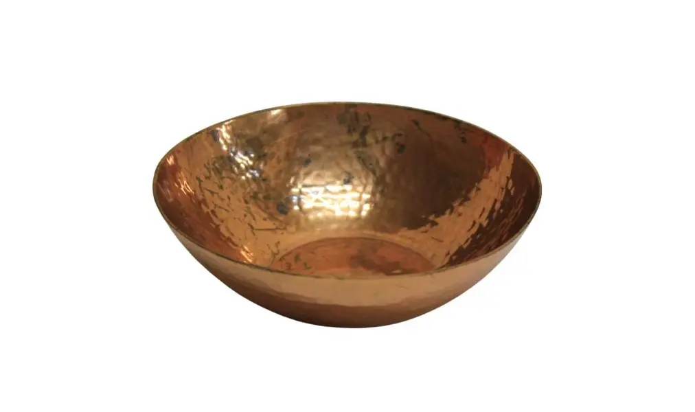 Foto de um(a) Conjunto para sobremesa com 7 peças em cobre martelado, da categoria de Outros utensílios para servir. Antigo conjunto para sobremesa com sete peças em cobre martelado, INDÚSTRIA ARGENTINA. Apresenta bolw (11,5A X 21D) e 6... Mostrado de uma perspectiva diferente. Vendido no marketplace Trésors.