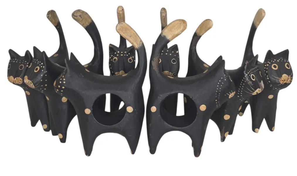 Foto de um(a) Jogo de Porta-Guardanapos "Gatos Pretos" - 08 Peças em Madeira Pintada, da categoria de Anel para guardanapo. Adicione um toque de personalidade e descontração à sua mesa com este exclusivo conjunto de porta-guardanapos em formato de... Mostrado de uma perspectiva diferente. Vendido no marketplace Trésors.