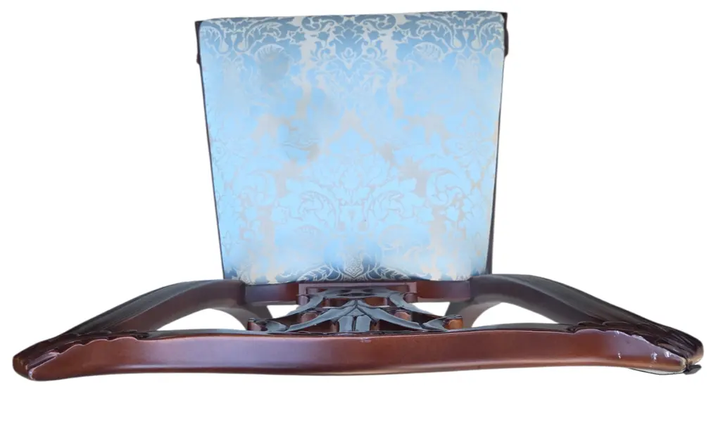 Foto de um(a) Cadeira Chippendale em Imbuia Maciça com Marchetaria e Assento Damasco Azul, da categoria de Outras cadeiras. Elegante cadeira de sala de jantar/reunião (cadeira de sem braços) confeccionada em imbuia maciça. A peça equilibra... Mostrado de uma perspectiva diferente. Vendido no marketplace Trésors.