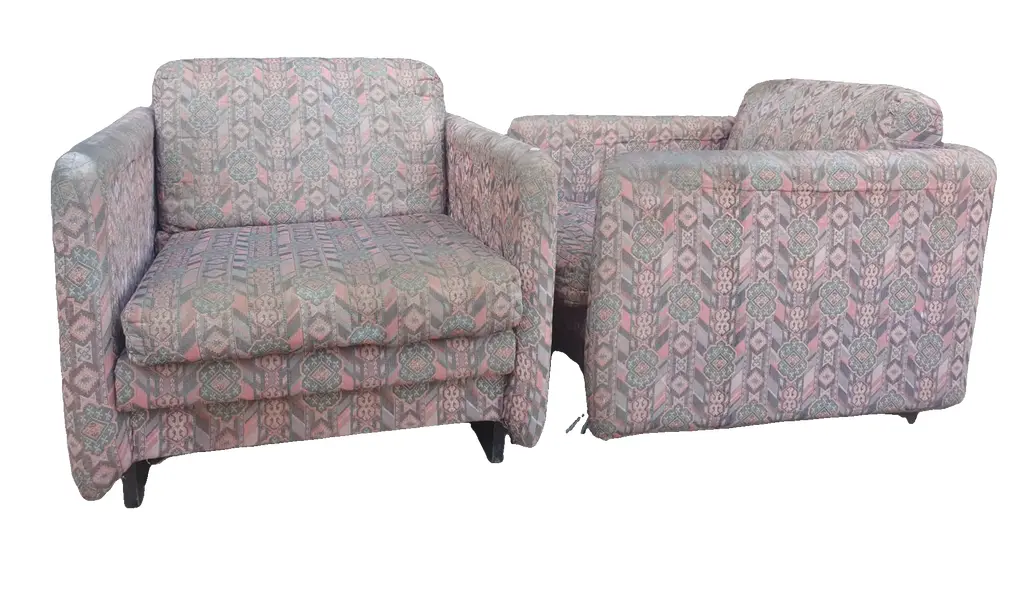 Foto de um(a) Par de poltronas anos 70, da categoria de Poltronas. Par de poltronas anos 70, estrutura de madeira ebanizada e estofado de gobelin, estado original de conservação, para... Vendido no marketplace Trésors.