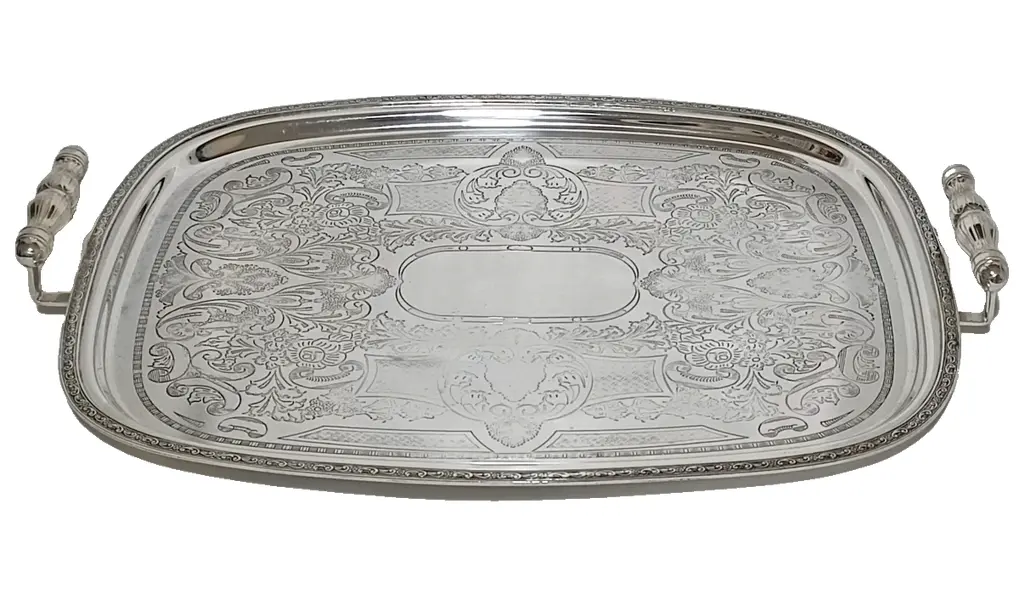Foto de um(a) Grande bandeja em metal espessurado a prata, da categoria de Bandejas. Grande bandeja em metal espessurado a prata com tabuleiro decorado com flores e arabescos em baixo relevo , bem como a... Vendido no marketplace Trésors.