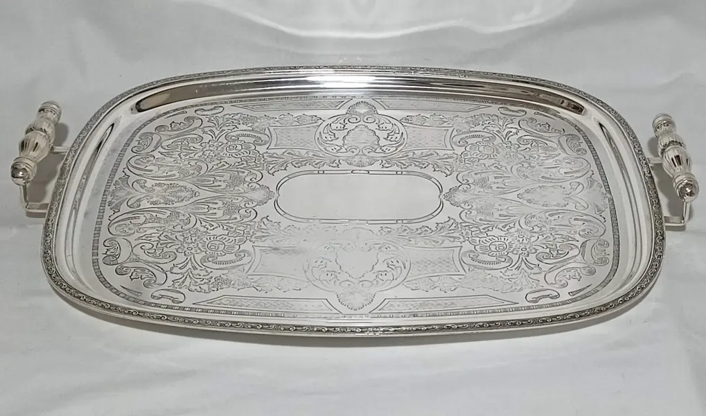 Foto de um(a) Grande bandeja em metal espessurado a prata, da categoria de Bandejas. Grande bandeja em metal espessurado a prata com tabuleiro decorado com flores e arabescos em baixo relevo , bem como a... Mostrado de uma perspectiva diferente. Vendido no marketplace Trésors.