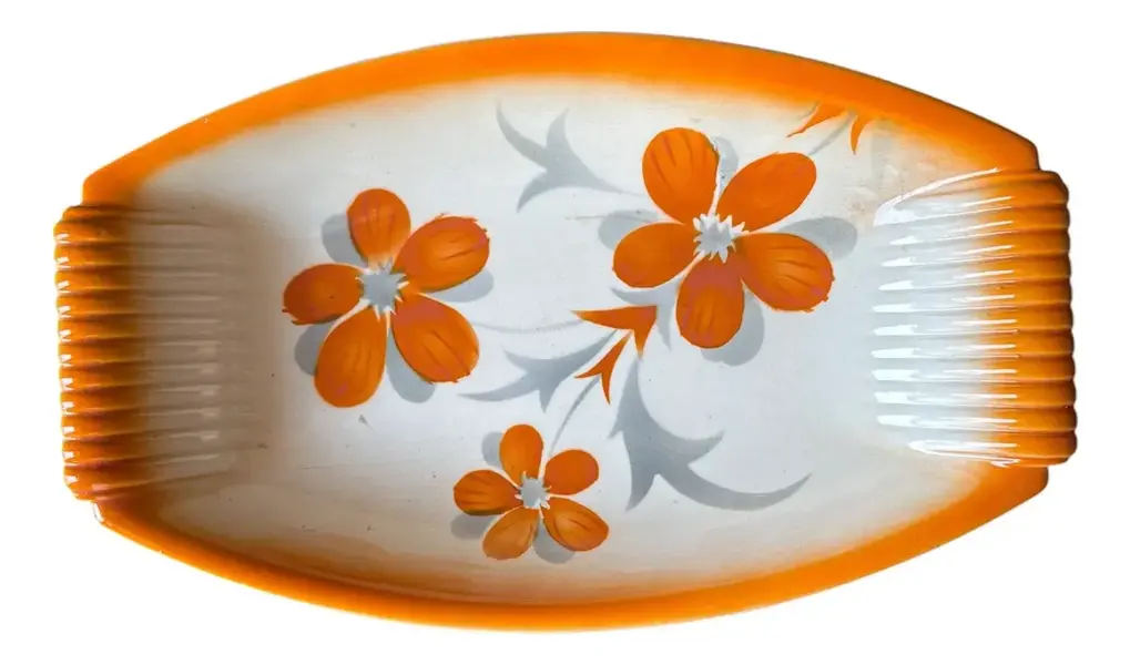 Foto de um(a) Antigo Prato Travessa Em Faiança Majólica Alemã Art Deco, da categoria de Travessas e tigelas. Antigo prato com alças, travessa em majólica/faiança alemã. Lindas cores. Período Art Deco. Na última foto mostra um pequeno... Vendido no marketplace Trésors.
