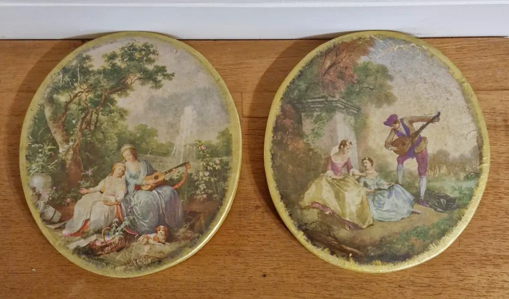 Foto de um(a) Lindíssimas Placas decorativas vintage - antiguidade, da categoria de Placas. Belo par de placas decorativas vintage de madeira, com formato oval e bordas douradas, decorados com reproduções de famosas... Mostrado de uma perspectiva diferente. Vendido no marketplace Trésors.
