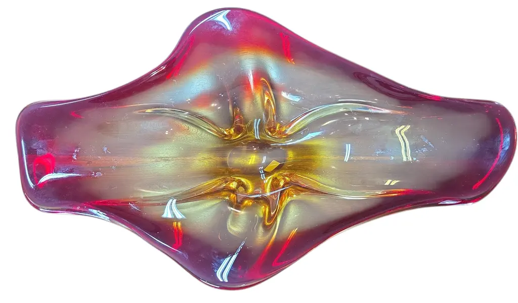 Foto de um(a) Centro de Mesa em Cristal Murano Orgânico – Vermelho, da categoria de Centro de mesa. Esta peça é um exemplo magnífico da técnica de vidro artístico, apresentando um design fluido e orgânico que captura a luz... Mostrado de uma perspectiva diferente. Vendido no marketplace Trésors.