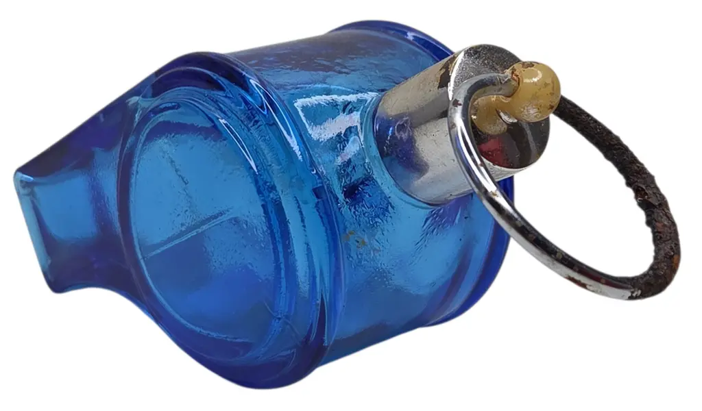 Foto de um(a) Perfume Avon Apito Vintage, da categoria de Outros colecionáveis. Perfume Avon Apito vintage. Mostrado de uma perspectiva diferente. Vendido no marketplace Trésors.