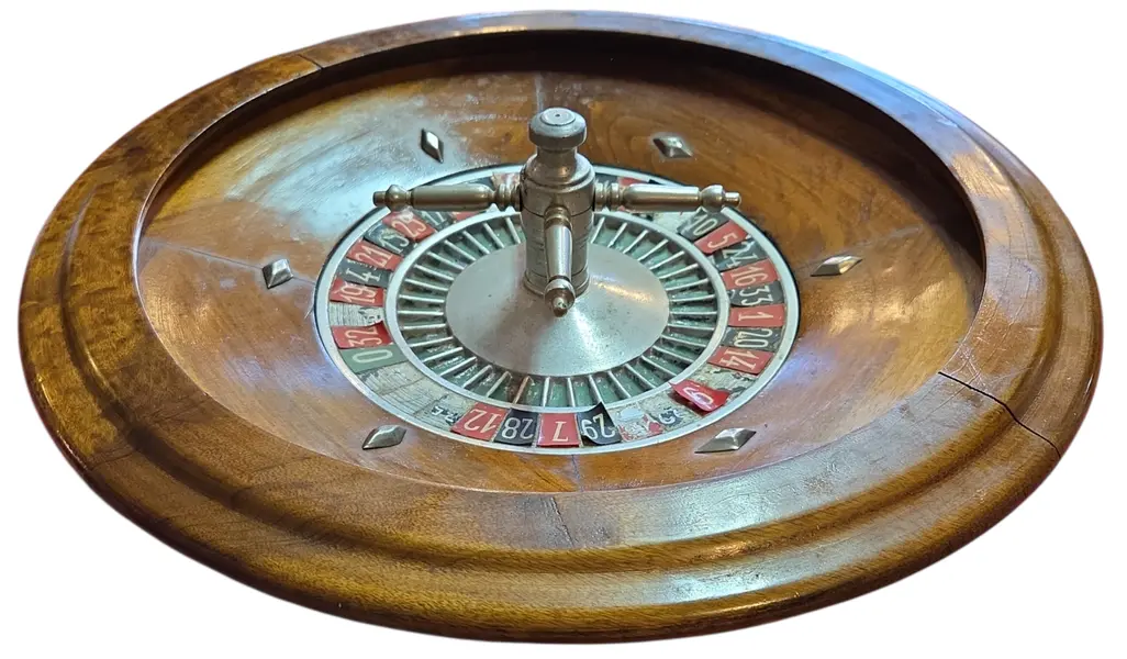 Foto de um(a) Rara Roleta de Cassino Antiga – Madeira Nobre, da categoria de Outros jogos. Exemplar magnífico de uma era de ouro dos cassinos. Esta roleta imponente em madeira nobre maciça com acabamentos em metal... Mostrado de uma perspectiva diferente. Vendido no marketplace Trésors.