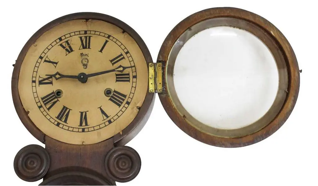 Foto de um(a) Relógio Oito Mini Marrom, da categoria de Relógios de parede. Tradicional relógio modelo oito Mini com bela caixa em madeira nobre. Mostrador de papel com algarismo romano, acabamento... Mostrado de uma perspectiva diferente. Vendido no marketplace Trésors.