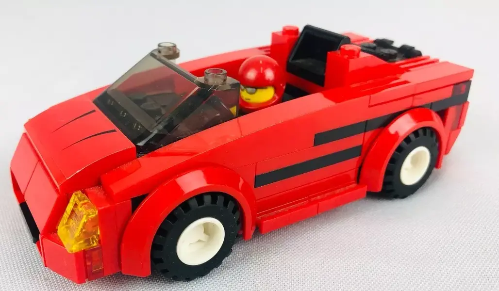 Foto de um(a) Miniatura Carro Lego 2004, da categoria de Carros e caminhões de brinquedo. MINIATURA CARRO GH60007 LEGO 2004 VERMELHO COM MINI BONECO LEGO NO INTERIOR DO CARRO, MEDE 3A X 11C X 5L. FALTA UMA PEÇA NA... Mostrado de uma perspectiva diferente. Vendido no marketplace Trésors.