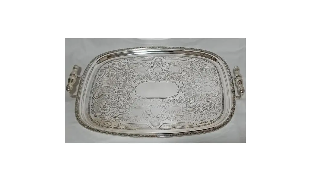 Foto de um(a) Grande bandeja em metal espessurado a prata, da categoria de Bandejas. Grande bandeja em metal espessurado a prata com tabuleiro decorado com flores e arabescos em baixo relevo , bem como a... Mostrado de uma perspectiva diferente. Vendido no marketplace Trésors.