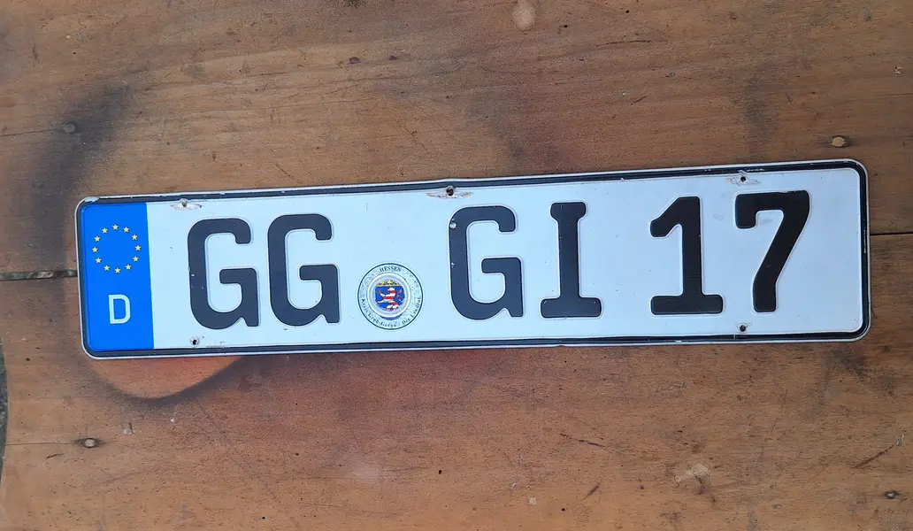 Foto de um(a) Placa união europeia - Alemanha, da categoria de Placas de carros antigas. Placa união europeia - AlemanhaDimensões: Altura: 0,5Largura: 11,5Profundidade: 52. Mostrado de uma perspectiva diferente. Vendido no marketplace Trésors.