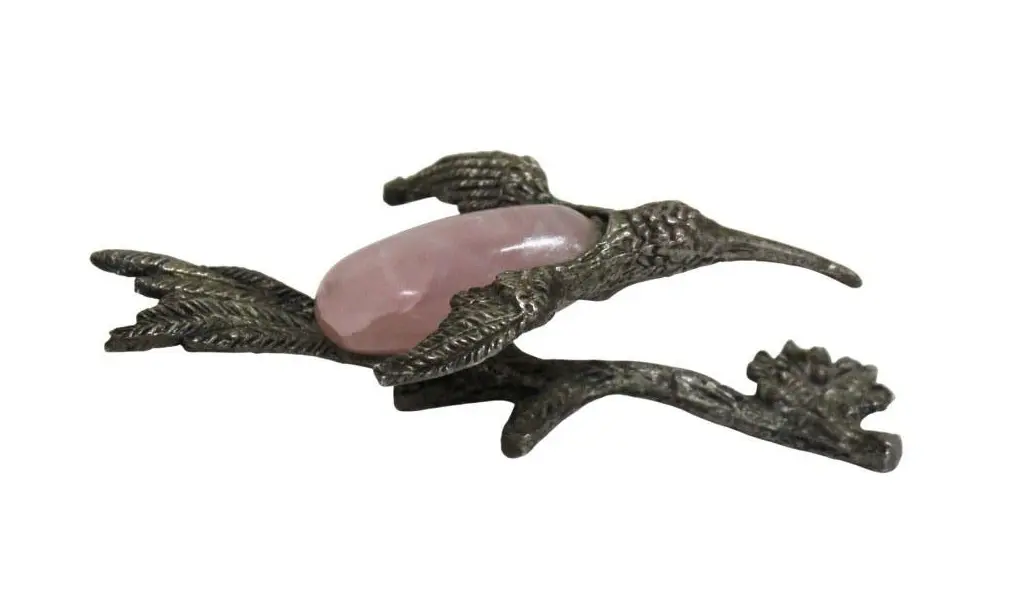 Foto de um(a) Escultura de Beija-Flor Quartzo Rosa, da categoria de Escultura. Delicada escultura na figura de Beija Flor, estrutura em metal prateado e corpo em pedra brasileira Quartzo Rosa. Peça... Mostrado de uma perspectiva diferente. Vendido no marketplace Trésors.