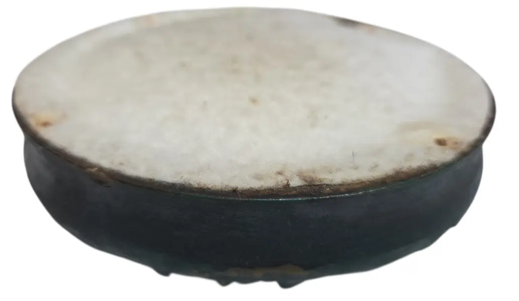 Foto de um(a) Cinzeiro Madeira e Gobelin, da categoria de Cinzeiros. Um tesouro do artesanato clássico. Este cinzeiro único combina a robustez da madeira esculpida com a delicadeza de um... Mostrado de uma perspectiva diferente. Vendido no marketplace Trésors.