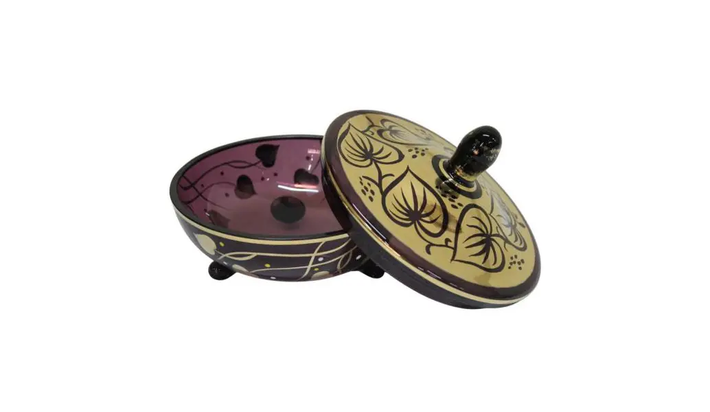 Foto de um(a) Baleiro redondo em cristal, da categoria de Acessórios de cozinha. Antigo e raro baleiro redondo em cristal na tonalidade vinho, com farta douração. Assente em tripé, feito manualmente. Peça... Mostrado de uma perspectiva diferente. Vendido no marketplace Trésors.