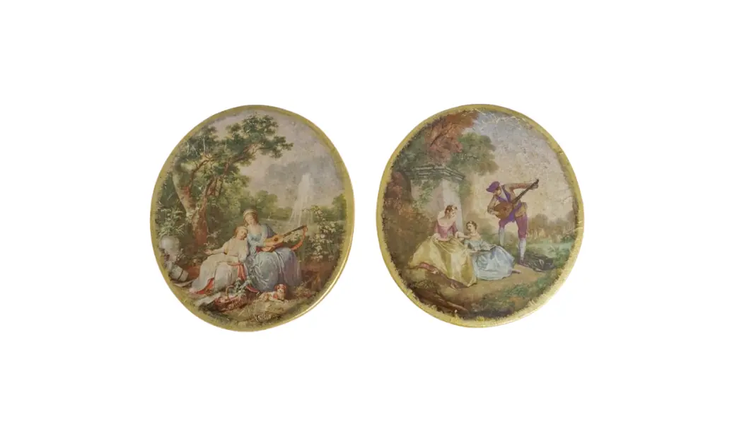 Foto de um(a) Lindíssimas Placas decorativas vintage - antiguidade, da categoria de Placas. Belo par de placas decorativas vintage de madeira, com formato oval e bordas douradas, decorados com reproduções de famosas... Vendido no marketplace Trésors.