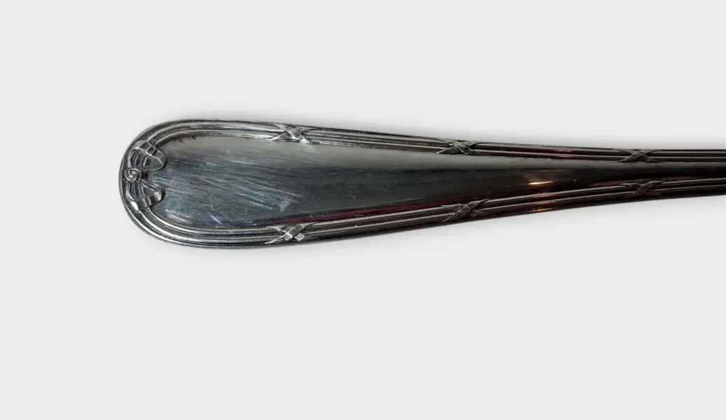 Foto de um(a) Grande concha Plata Lappas, da categoria de Faqueiros / Jogo de talheres. Grande concha para caldos e sopa em metal espessurado à prata, da tradicional marca 'Plata Lappas'. Marca de faqueiros,... Mostrado de uma perspectiva diferente. Vendido no marketplace Trésors.