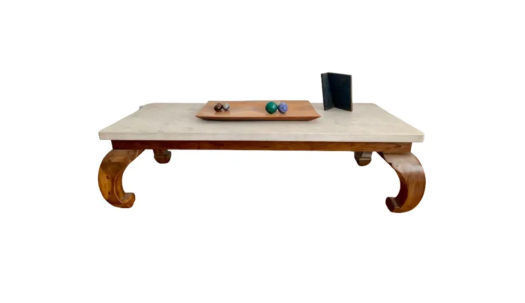 Foto de um(a) Vistosa mesa de centro anos 60 em imbúia, da categoria de Mesas de centro. Vistosa mesa de centro anos 60 em imbúia com pés torneados e tampo em mármore maciço branco de 4cm de espessura medindo 1,40... Vendido no marketplace Trésors.