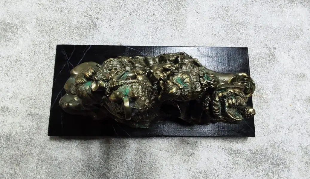 Foto de um(a) Escultura em Resina Italiana, Década de 1990, da categoria de Escultura. Escultura retratando quatro meninas em resina italiana com pátina bronze oxidada, base em madeira ebanizada e marmorizada.... Mostrado de uma perspectiva diferente. Vendido no marketplace Trésors.