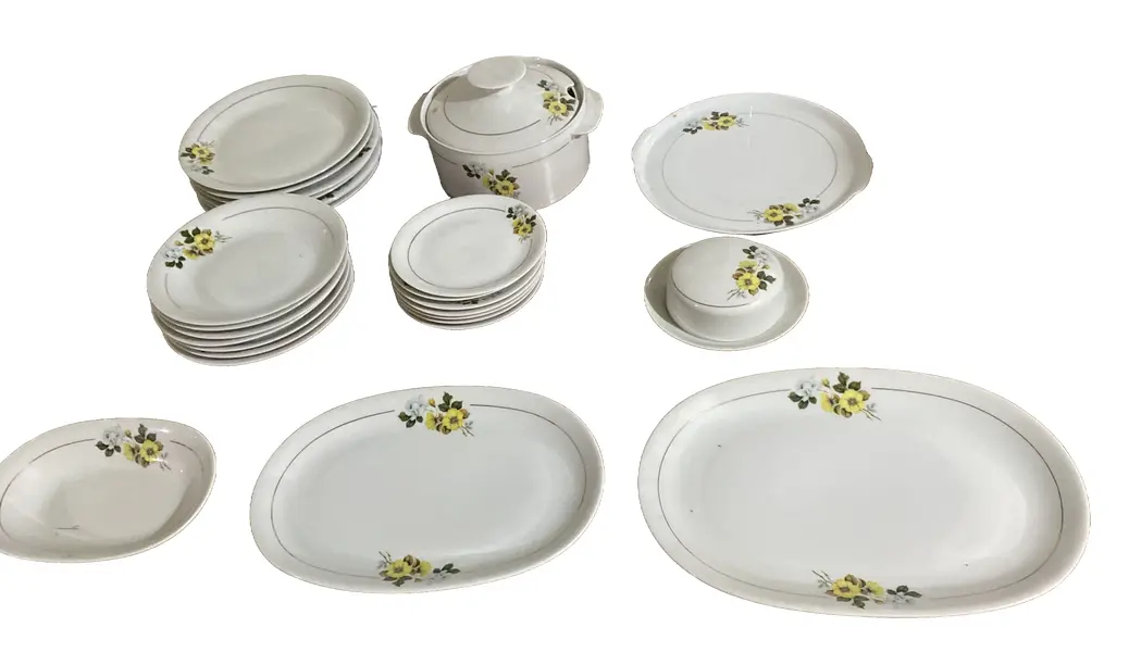 Foto de um(a) Jogo de jantar com 30 peças porcelana Renner, da categoria de Acessórios de cozinha. Lindo aparelho de jantar floral vintage, com diversas peças, incluindo pratos, travessas, sopeira, Ideal para ocasiões... Vendido no marketplace Trésors.