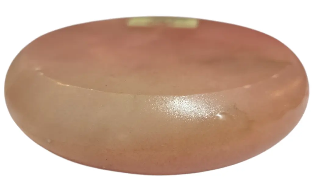 Foto de um(a) Cinzeiro Alabastro, da categoria de Cinzeiros. O peso da elegância. Diferente do vidro frio, o alabastro possui uma temperatura morna e uma textura aveludada que convida... Mostrado de uma perspectiva diferente. Vendido no marketplace Trésors.