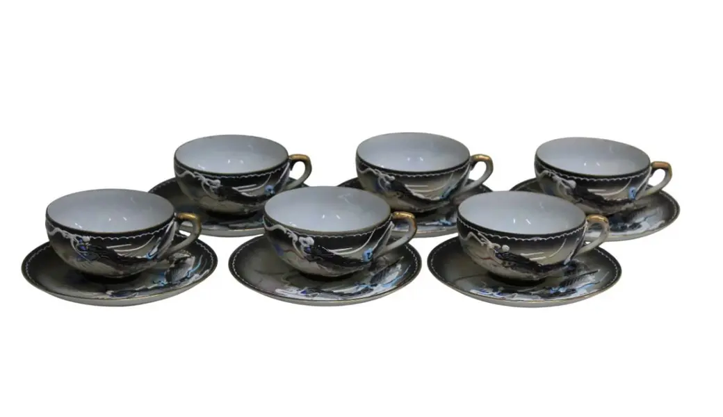 Foto de um(a) Conjunto 06 Xícaras De Chá Japonesas, da categoria de Xícaras. Antigo e raro conjunto de 06 das famosas xícaras para chá em porcelana japonesa, dita casquinha de ovo, com incrível... Mostrado de uma perspectiva diferente. Vendido no marketplace Trésors.