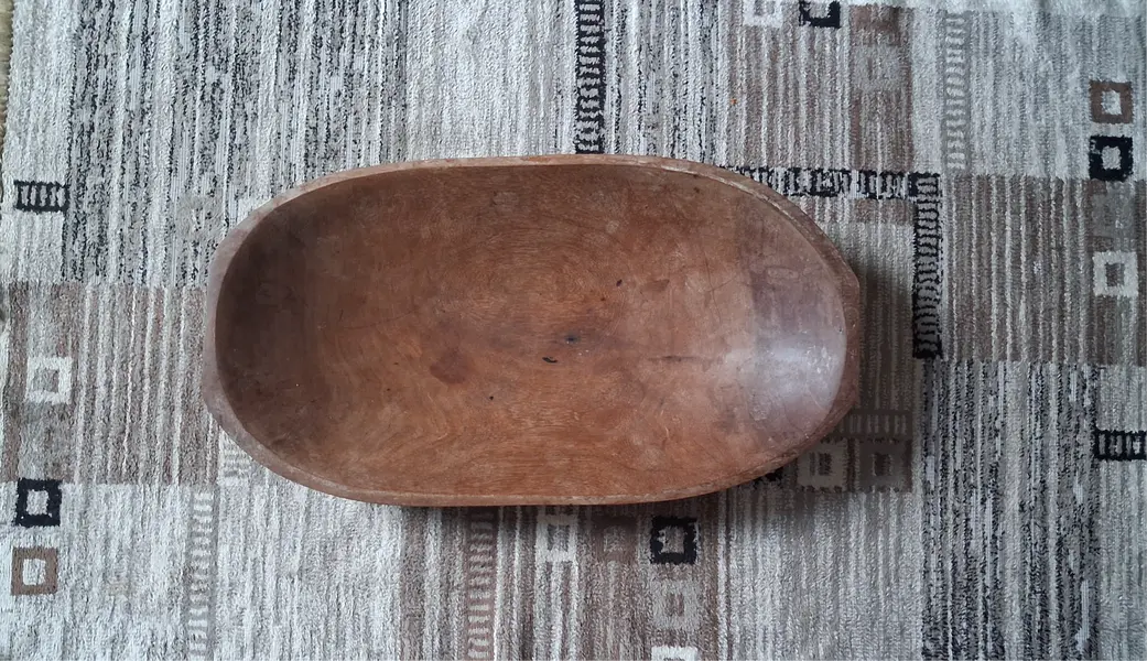 Foto de um(a) Gamela em madeira, da categoria de Travessas e tigelas. Linda e decorativa gamela em madeira nobre e manufatura totalmente artesanal. Medidas: 9 x 47 x 25 cm. Mostrado de uma perspectiva diferente. Vendido no marketplace Trésors.