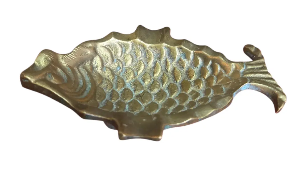 Foto de um(a) Cinzeiro Decorativo Peixe em Bronze, da categoria de Cinzeiros. Lindo cinzeiro vintage em formato de peixe, confeccionado em metal maciço bronze com pátina original do tempo. Mostrado de uma perspectiva diferente. Vendido no marketplace Trésors.
