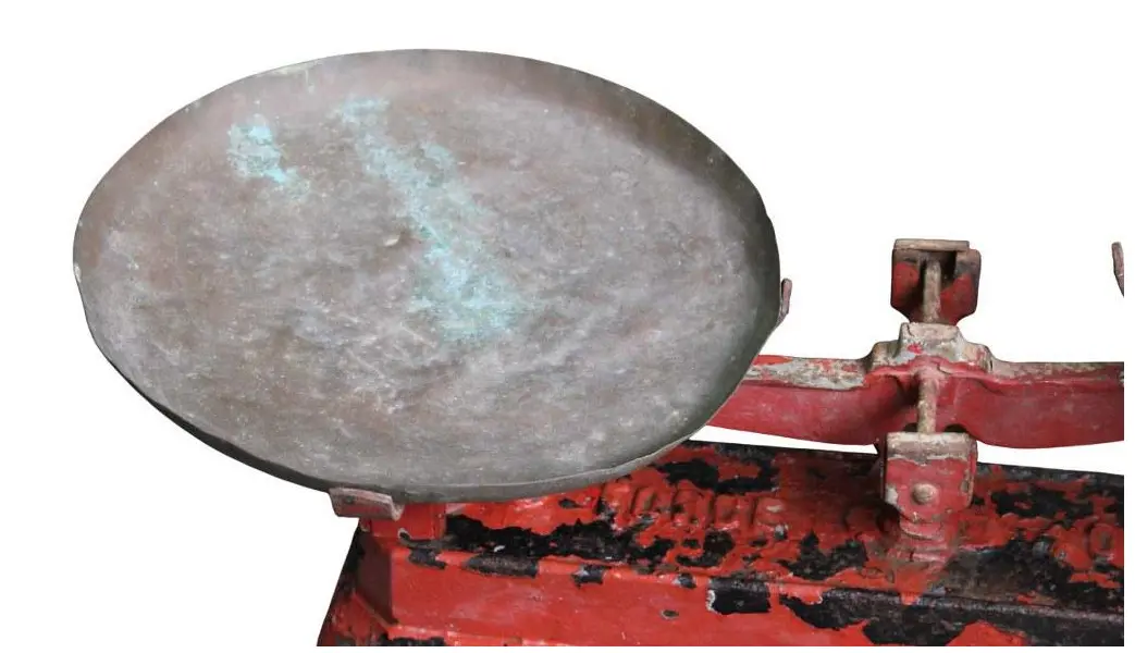 Foto de um(a) Antiga balança em ferro, da categoria de Outros colecionáveis. Antiga balança em ferro (com resquício de pintura na cor vermelho) de armazém, da manufatura FORÇA 40KG. Apresenta dois... Mostrado de uma perspectiva diferente. Vendido no marketplace Trésors.