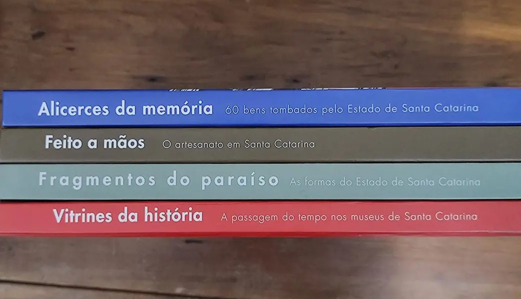 Foto de um(a) Coleção de Livros Santa Catarina, Tempo Editorial, Capa Dura, Década de 2000, da categoria de Livros. Coleção com quatro livros publicados pela tempo editorial a pedido do governo do estado de santa catarina. Edição primorosa... Mostrado de uma perspectiva diferente. Vendido no marketplace Trésors.