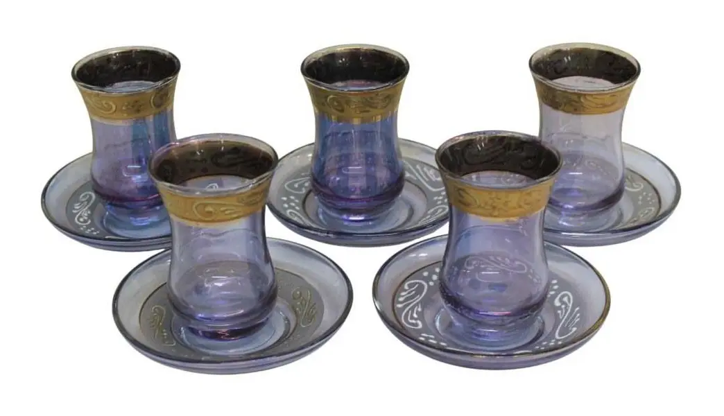 Foto de um(a) Conjunto de chá Turco, da categoria de Acessórios de cozinha. Conjunto para chá em vidro na tonalidade lilás, acompanha bandeja redonda com decoração em arabescos dourados e 5 copos com... Mostrado de uma perspectiva diferente. Vendido no marketplace Trésors.