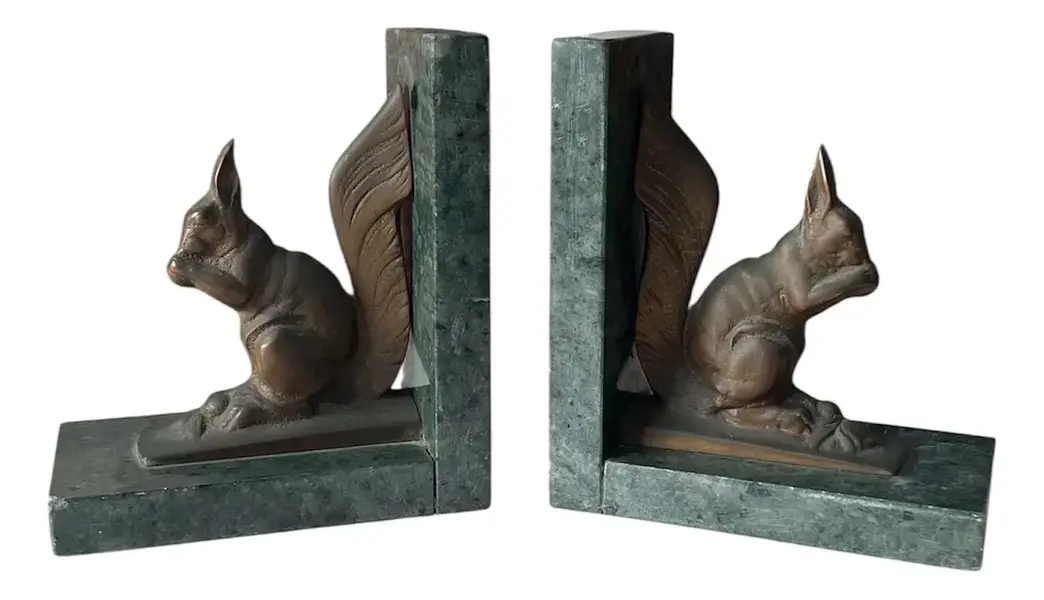 Foto de um(a) Antiga Escultura Esquilo Cerra Livros Bronze Mármore Artdeco, da categoria de Apoio para livros. ~ H. Truci ~Antigo e belíssimo cerra livros em mármore italiano verde alpi, decorado com esculturas artísticas de esquilos... Vendido no marketplace Trésors.