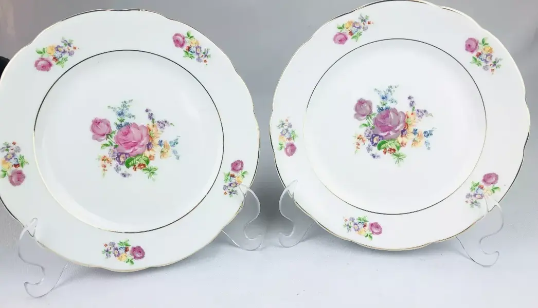 Foto de um(a) Par de pratos com tema floral - Steatita, da categoria de Jogos de pratos. Par de pratinhos ornamentais para parede da PORCELANA STEATITA / PARANÁ. Decoração floral em policromia com filete dourado.... Mostrado de uma perspectiva diferente. Vendido no marketplace Trésors.